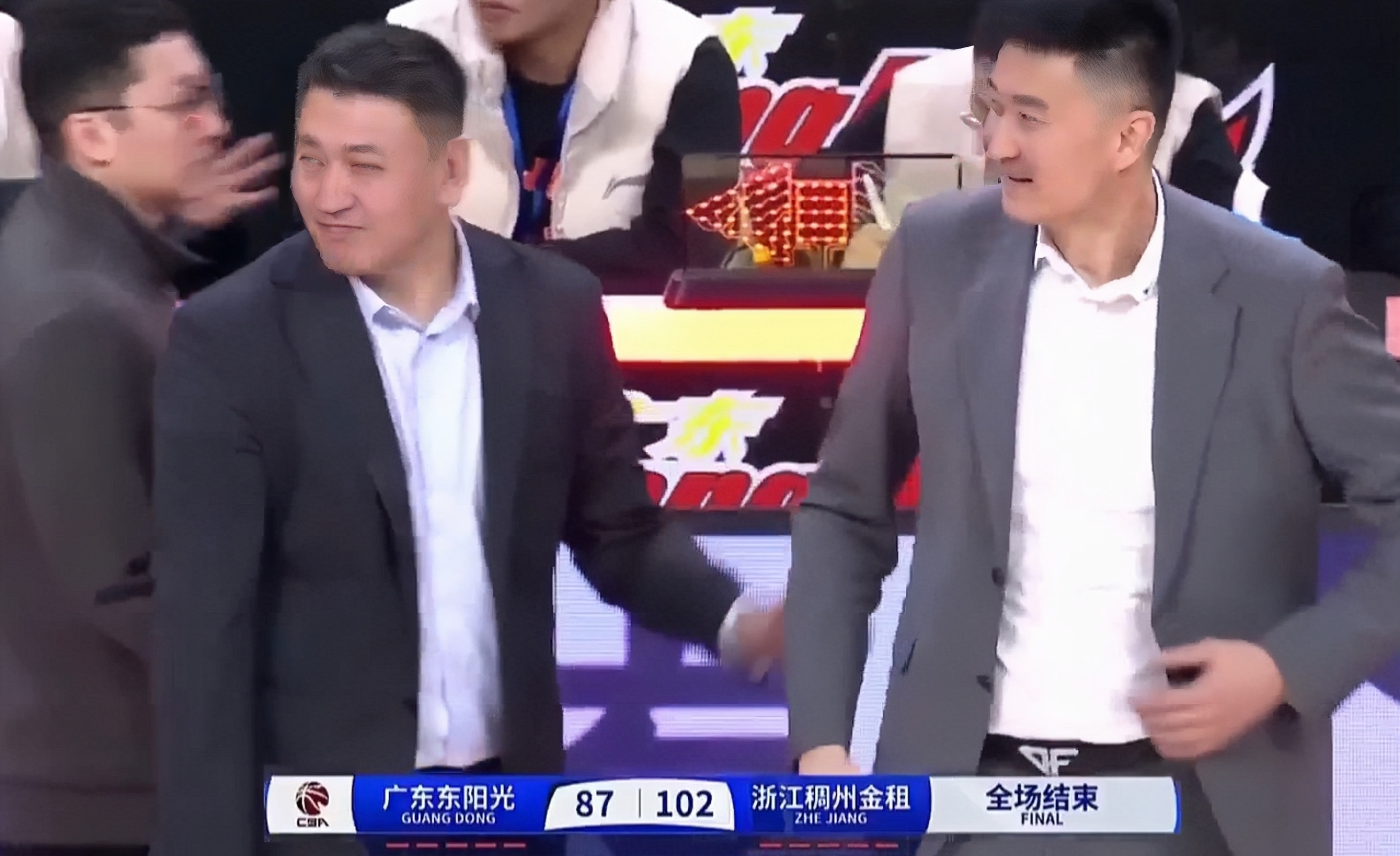广东男篮全队积极作战，战胜山东队取得胜利