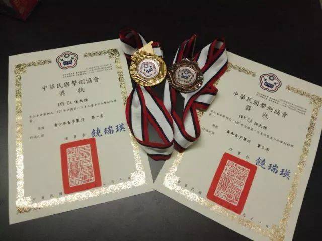 包含纳米比亚羽毛球队实力斩获奖牌的词条